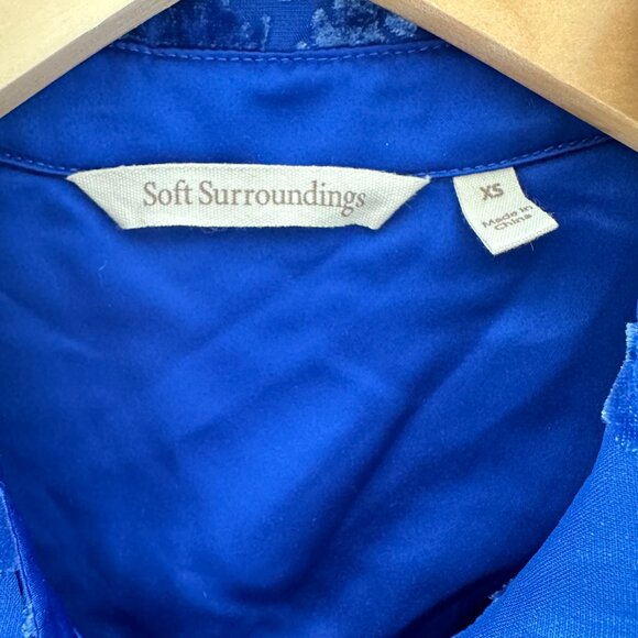 Soft Surroundings Size XS Floreat Velvet Floral Embossed Shirt in Saphire - Picture 3 of 8